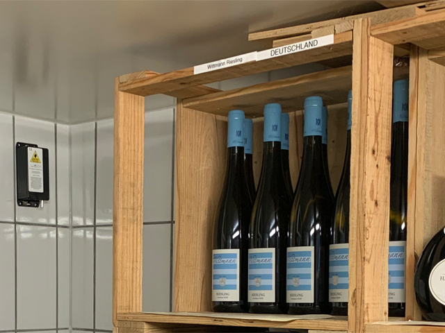 Sencono Temperaturüberwachung bei einer Großgastronomie im Weinkühlraum Sencono Temperatur Messeinheit, hier im Einsatz bei der Überwachung in einem Weinkühlraum. Temperaturabweichungen können zu teueren Schäden führen und das System warnt bei Abweichungen.