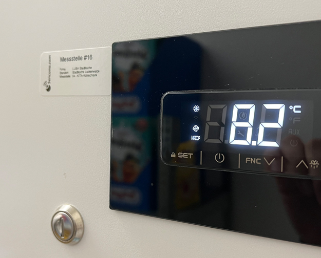 Beispiel für den Einsatz des Sencono Temperatur Monitoring System bei der automatischen HACCP Aufzeichnung bei einem KITA Kühlschrank. 