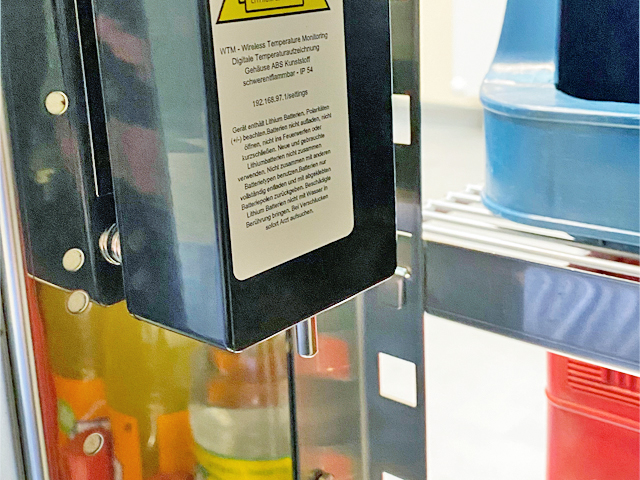 Sencono Temperaturüberwachung bei einer Hotel Gastronomie im Getränketresen Sencono Temperatur Messeinheit, hier im Einsatz bei der Überwachung in einem Getränketresen. Warmes Bier schmeckt keinem Gast und führt zu Umsatzausfällen. Durch Temperaturüberwachungssystem werden bei Abweichungen Warnmeldungen versendet.