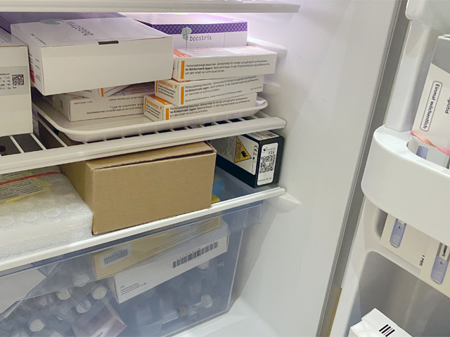 Sencono Temperaturüberwachung bei einer Arztpraxis im Medikamentenkühlschrank Sencono Temperatur Messeinheit in einer Arztpraxis, hier im Einsatz bei der Kontrolle von einem Medikamentenkühlschrank. Stellt das System Abweichungen fest, erhält der Kunde Warnmeldungen per E-Mail. Gleichzeitig wird die Temperatur in regelmäßigen Abständen automatisch gemessen und protokolliert. Die aufgezeichneten Temperaturen lassen sich schnell und einfach abrufen.