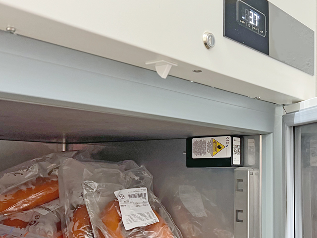 Sencono Temperatur Messeinheit oder Sensorbox, hier im Einsatz bei der digitalen HACCP Temperaturkontrolle und Temperaturüberwachung eines Gewerbekühlschranks in einer KITA Hort Einrichtung. 