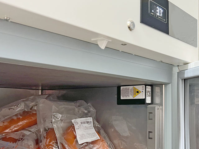 Sencono HACCP Temperatur Aufzeichnung im Lebensmittelkühlschrank bei einer KITA oder Hort Sencono Temperatur Messeinheit oder Sensorbox, hier im Einsatz bei der digitalen HACCP Temperaturkontrolle und Temperaturüberwachung eines Gewerbekühlschranks in einer KITA Hort Einrichtung.
