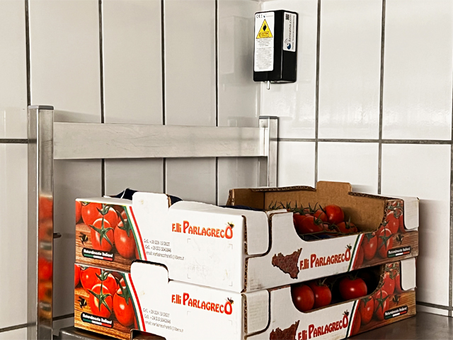 Sencono HACCP digitale Temperaturkontrolle oder Temperaturüberwachung bei einer Eventgastronomie im Gemüsekühlraum Sencono Temperatur Messeinheit, hier im Einsatz bei der Überwachung oder HACCP Temperaturaufzeichnung in einer Kühl- oder Tiefkühlzelle. Der Warenbestand kann hier schnell mehrere tausend Euro betragen. Temperaturabweichungen können zu teueren Schäden führen und das System warnt bei Abweichungen. Die Sensorbox kann auch im Tiefkühlbereich von bis zu -30°C problemlos arbeiten.