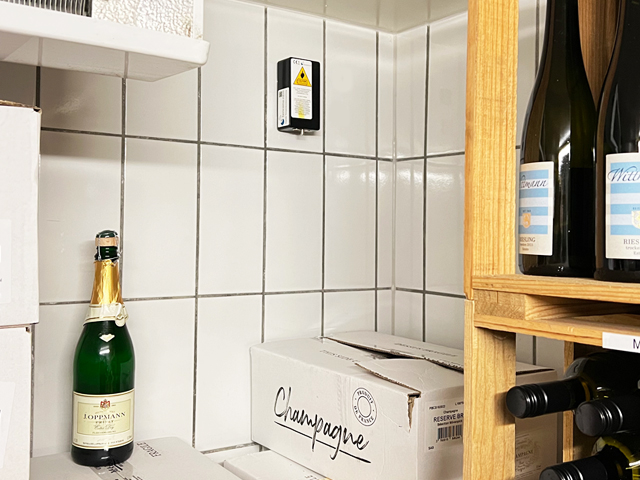 Sencono Temperaturüberwachung und HACCP Temperaturaufzeichnung bei einer Großgastronomie im Weinkühlraum Sencono Temperatur Messeinheit oder Sensorbox, hier im Einsatz bei der Überwachung in einem Weinkühlraum. Temperaturabweichungen können zu teueren Schäden führen und das System warnt früh bei Abweichungen.