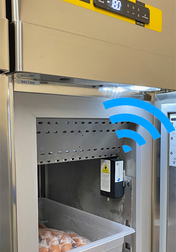 Edelstahltiefkühlschrank bei Feuerwehr mit WLAN Messeinheit von Sencono für präzise Temperaturüberwachung. Das Foto zeigt einen Edelstahltiefkühlschrank, der in einer Feuerwehrstation steht. Auf dem Kühlschrank befindet sich eine WLAN Messeinheit von Sencono, die es ermöglicht, die Temperatur in Echtzeit zu messen und zu überwachen. Die Messeinheit ist mit dem WLAN-Netzwerk der Feuerwehr verbunden und ermöglicht es dem Personal, die Temperatur jederzeit und von jedem Ort aus zu überprüfen, um sicherzustellen, dass die Lebensmittel im Kühlschrank sicher gelagert werden. Der Kühlschrank selbst ist groß und geräumig, mit zahlreichen Fächern und Schubladen für die Aufbewahrung von Lebensmitteln. Die Edelstahloberfläche des Kühlschranks sorgt für eine glänzende Optik und eine hygienische Reinigung. Insgesamt vermittelt das Foto ein Bild von einem modernen, professionellen Kühlschrank mit fortschrittlicher Technologie für eine sichere und zuverlässige Temperaturüberwachung.