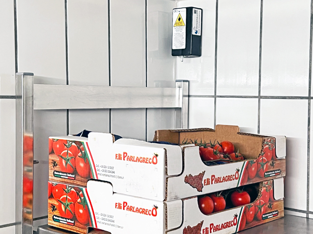 Sencono HACCP digitale Temperaturkontrolle oder Temperaturüberwachung bei einer Eventgastronomie im Gemüsekühlraum Sencono Temperatur Messeinheit, hier im Einsatz bei der Überwachung oder HACCP Temperaturaufzeichnung in einer Kühl- oder Tiefkühlzelle. Der Warenbestand kann hier schnell mehrere tausend Euro betragen. Temperaturabweichungen können zu teueren Schäden führen und das System warnt bei Abweichungen. Die Sensorbox kann auch im Tiefkühlbereich von bis zu -30°C problemlos arbeiten.
