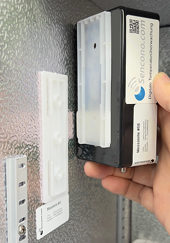 Sencono Sensorbox mit Kunststoffhalterung Die Messeinheit wird mithilfe einer Kunststoffschiene montiert, in die sie einfach eingeschoben wird. Die Halterung kann entweder durch Kleben oder Anschrauben am Gerät angebracht werden. Bei der Klebemontage ist ein spurloses Entfernen zu einem späteren Zeitpunkt möglich, da hier spezielle Materialien verwendet werden.
