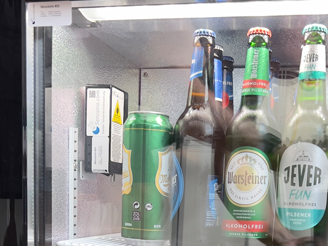 Sencono Temperaturüberwachung bei einer Hotel Gastronomie im Getränketresen Sencono Temperatur Messeinheit, hier im Einsatz bei der Überwachung in einem Getränketresen. Warmes Bier schmeckt keinem Gast und führt zu Umsatzausfällen. Durch Temperaturüberwachungssystem werden bei Abweichungen Warnmeldungen versendet.