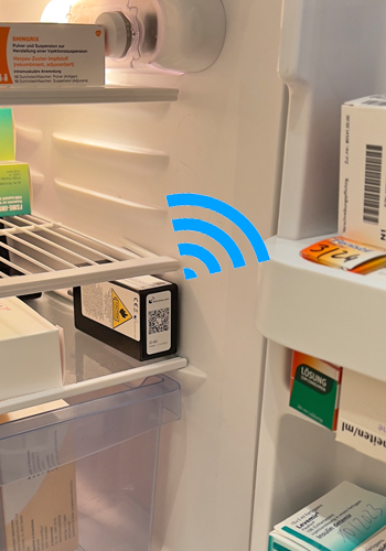 Sencono Sensorbox in einem Medikamentenkühlschrank einer Arztpraxis zur Temperaturkontrolle und Dokumentation der Temperaturwerte.