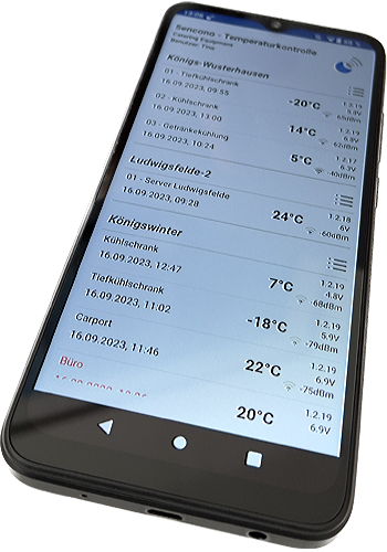 sencono_handy_app_temperaturuebersicht Auf dem Bild ist die Benutzeroberfläche der Sencono HACCP Temperaturüberwachungs-App auf einem Smartphone-Bildschirm zu sehen. In der App werden Temperaturwerte von verschiedenen Standorten angezeigt. Es gibt eine Liste oder Übersicht mit den Standorten und den dazugehörigen Temperaturwerten. Die App dient zur Überwachung der Temperaturen gemäß HACCP-Richtlinien für Lebensmittelsicherheit oder ähnliche Anwendungen.